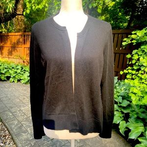 Black buttonless cardigan with lace crochet back